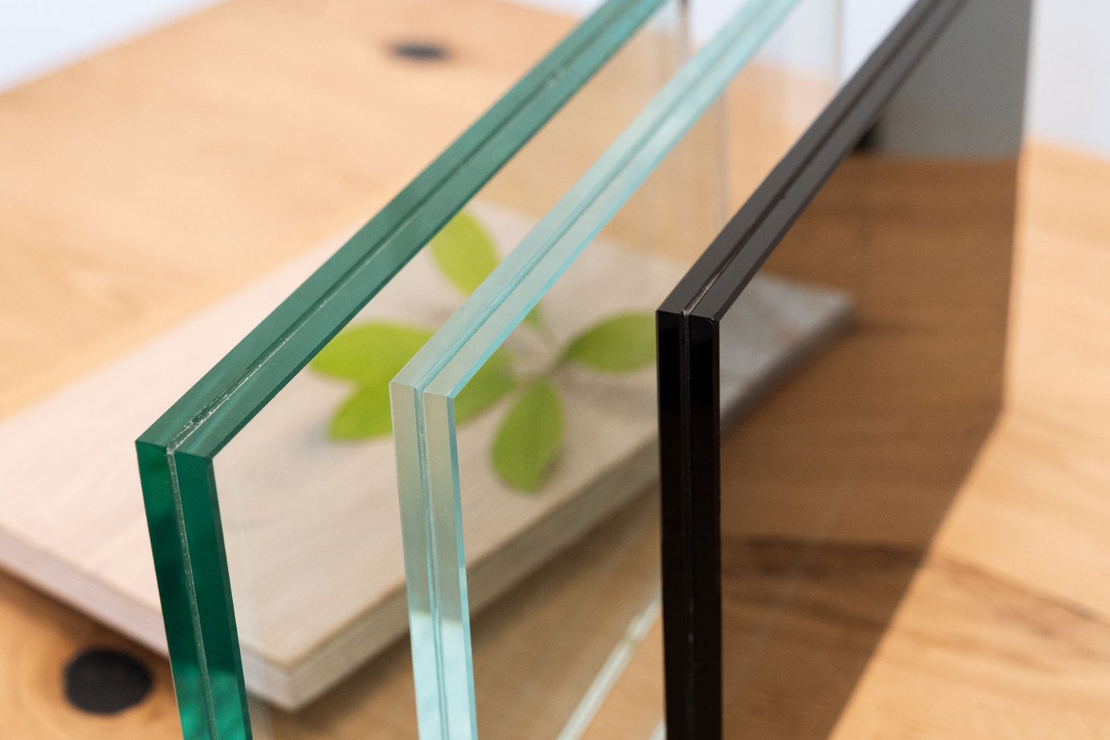 Drei Glaskanten im Vergleich: Normalglas mit Grünstich, Weißglas und eine dunkle Ausführung