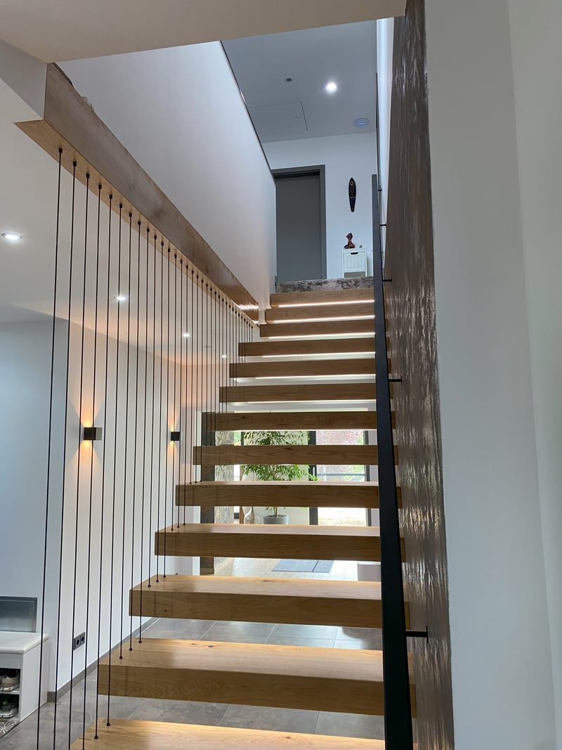 Eichenstufen Kragarmtreppe Alzey, geölte Oberfläche, natürliche Maserung
