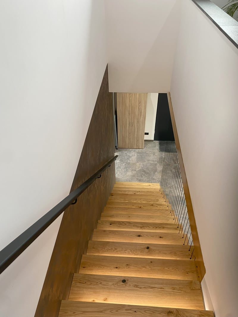 Wandanschluss Eichenstufe Kragarmtreppe Alzey, sauberer Spalt zur Wand
