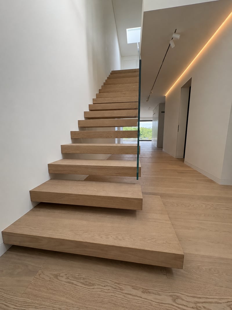 Abgangsansicht der Kragarmtreppe in Eiche, Blick von oben auf die schwebenden Stufen