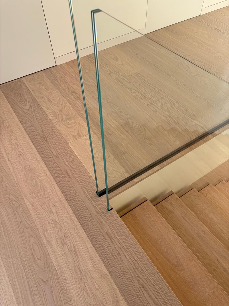 Detailansicht der Lichtfuge zwischen Eichenstufe und Wand