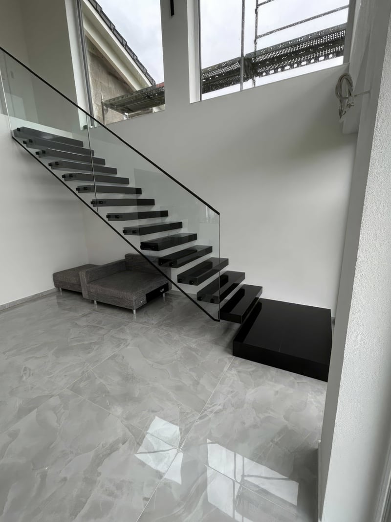 Granitstufen Kragarmtreppe Kaiserslautern, schwarze Oberfläche, strukturierte Maserung
