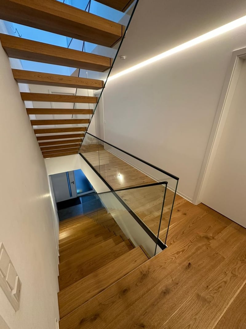 Eichenstufen Kragarmtreppe Saarbrücken, geölte Oberfläche, natürliche Maserung