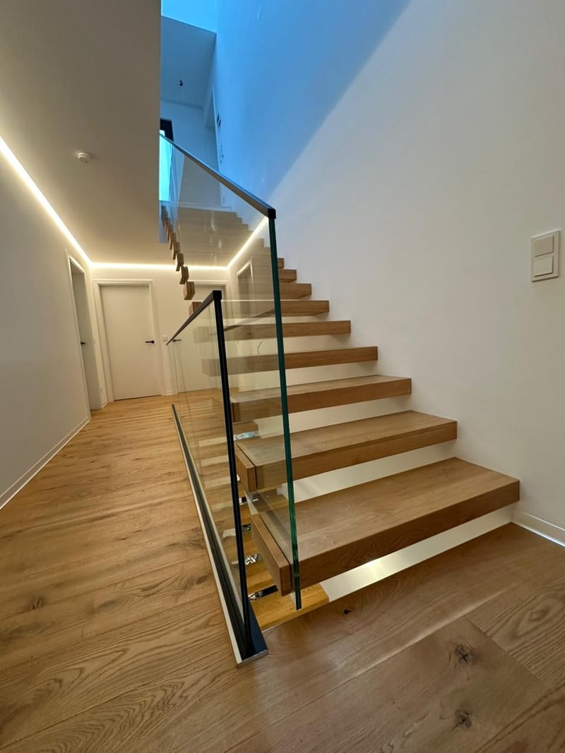 Detailansicht Stufenunterkante Kragarmtreppe Eiche Saarbrücken