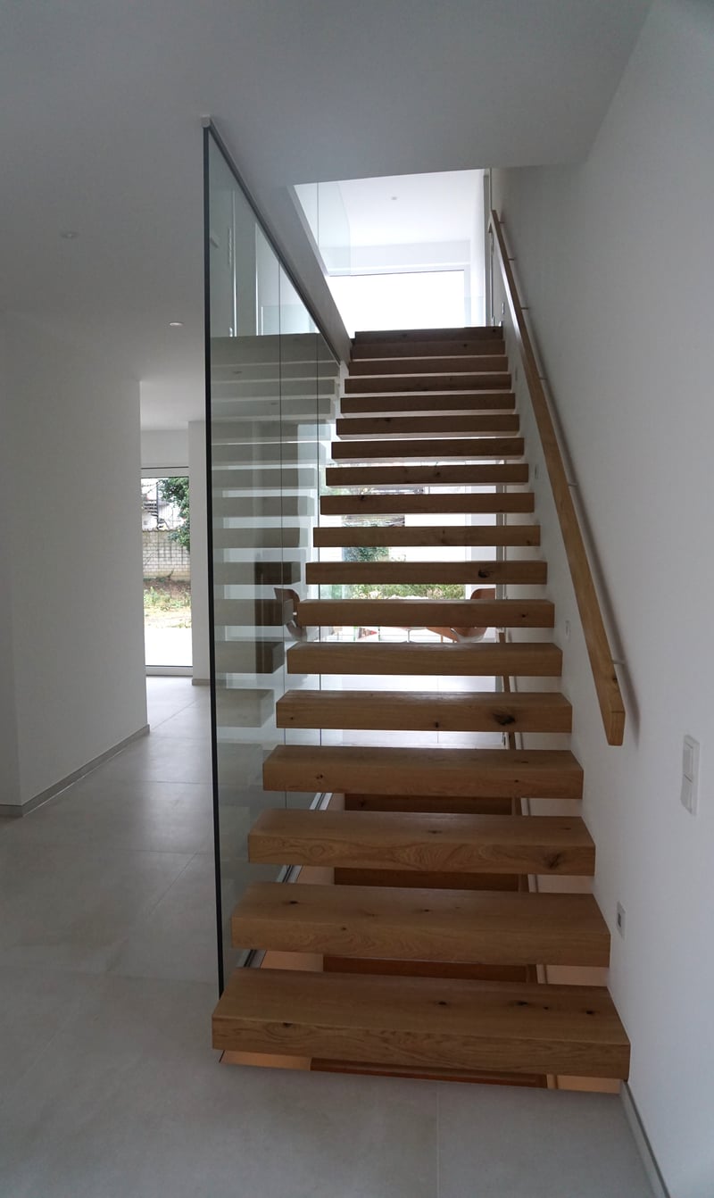 Eichenstufen Kragarmtreppe Schwetzingen, geölte Oberfläche, helle Holzmaserung