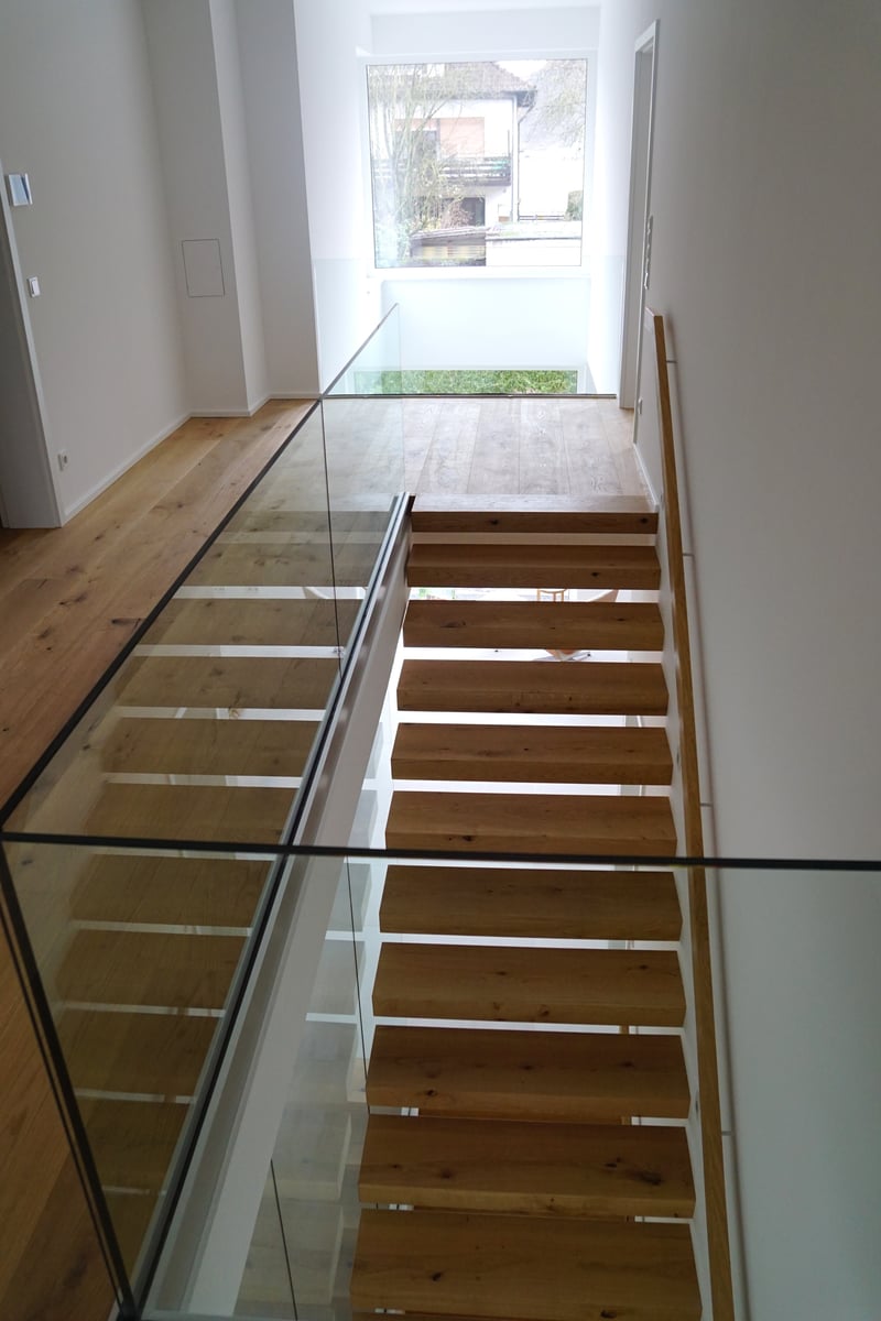Vollglas-Geländer Kragarmtreppe Schwetzingen, rahmenlos, maximale Transparenz