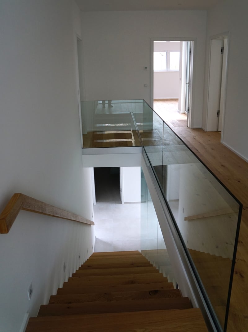 Wandanschluss Eichenstufe Kragarmtreppe Schwetzingen, präziser Anschluss mit Lichtfuge