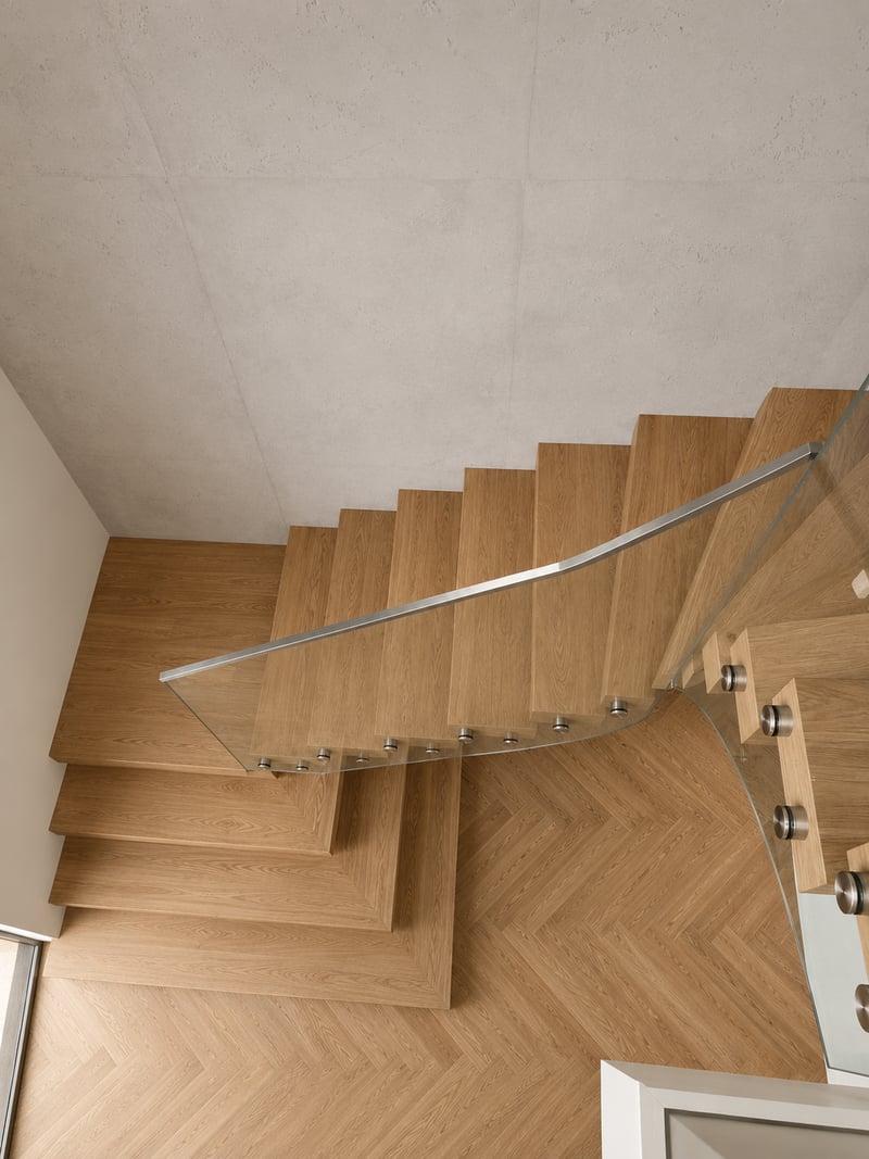 Eichenstufen Kragarmtreppe Usingen, natürliche Holzmaserung, geölte Oberfläche