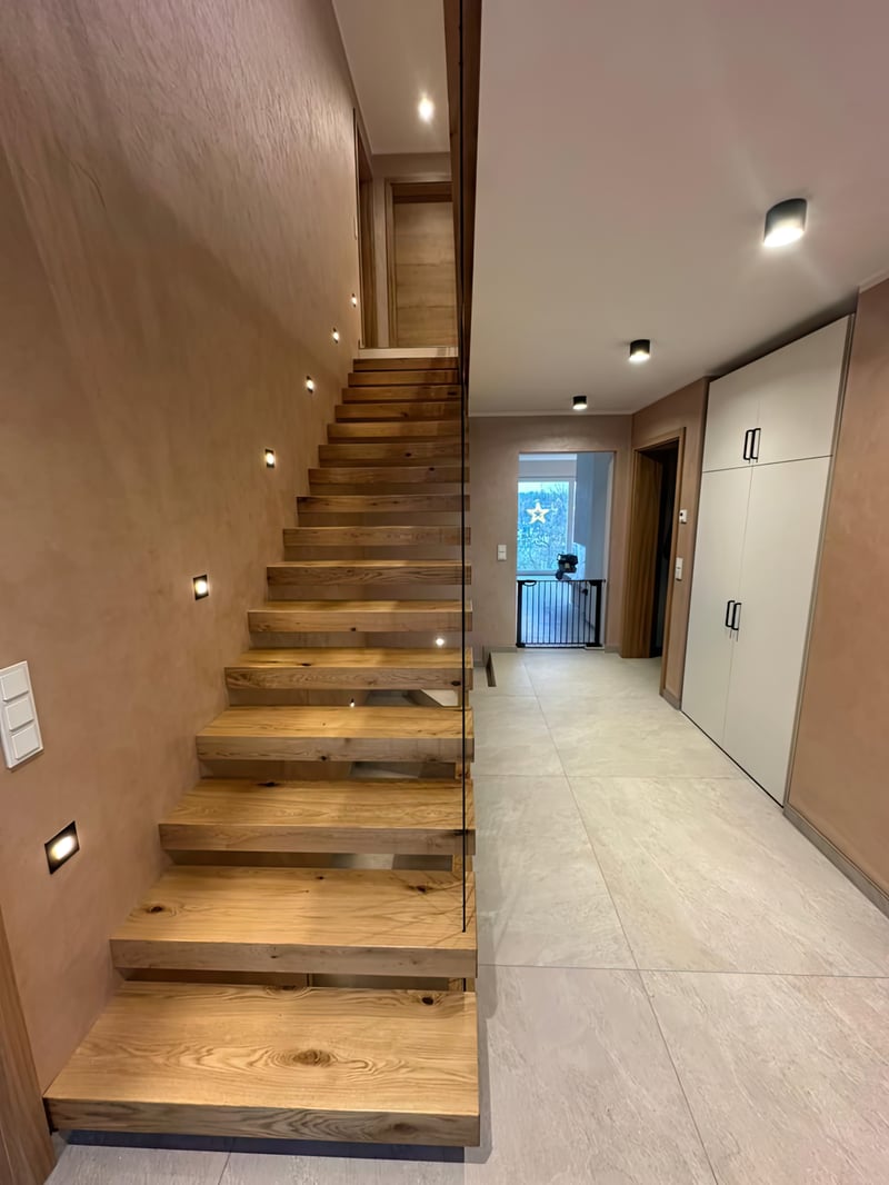 Detail massiver Holzstufen und sauberer Anschlüsse einer Kragarmtreppe