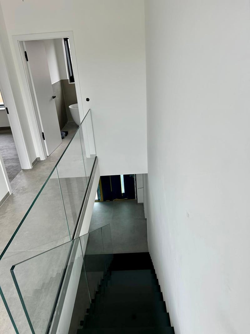 Seitenansicht freitragende Kragarmtreppe Granit Köln, kein Stützpfeiler sichtbar