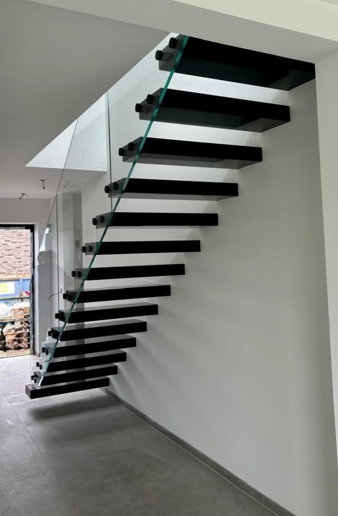 Unterseite Granitstufen Kragarmtreppe Köln, schwebende Optik