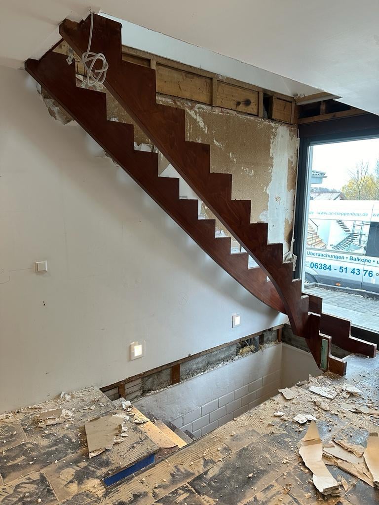 Wandanschluss Keramikstufe Kragarmtreppe Calw, präziser Einbau
