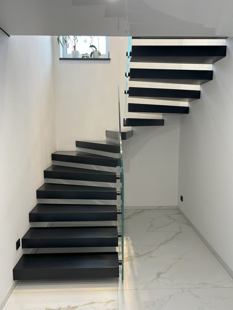 Kragarmtreppe Hanau HIMACS, Detailaufnahme Stufe anthrazit