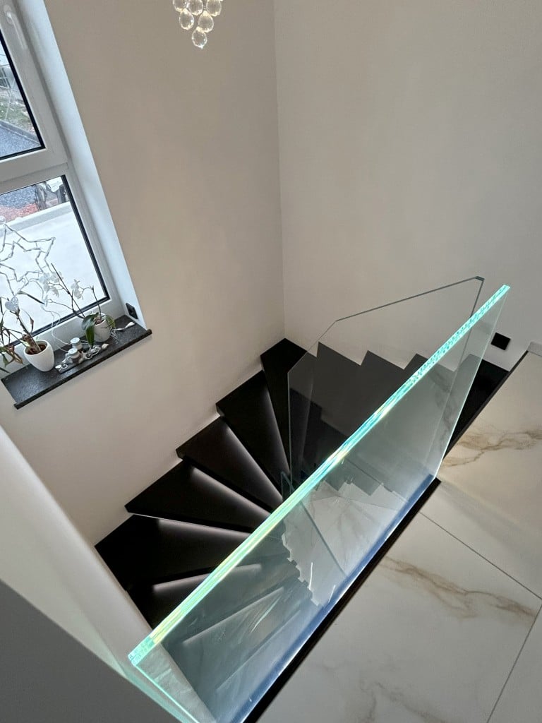 Wandanschluss HIMACS-Stufe Kragarmtreppe Hanau, millimeterpräzise Montage