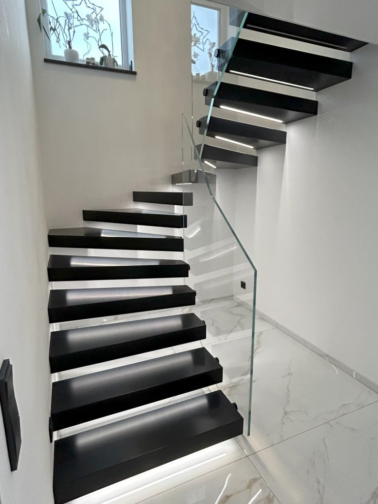 Kragarmtreppe Hanau HIMACS anthrazit, Gesamtansicht
