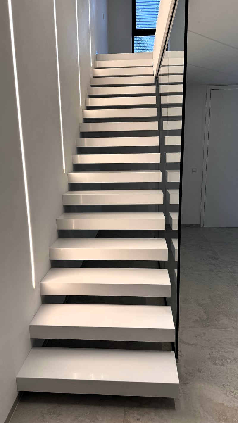 HIMACS weiß Stufendetail Kragarmtreppe Merzig, fugenlose Oberfläche