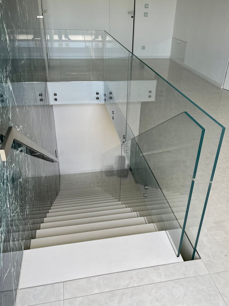 Vollglas-Geländer rahmenlos Kragarmtreppe Merzig, transparente Sicherung