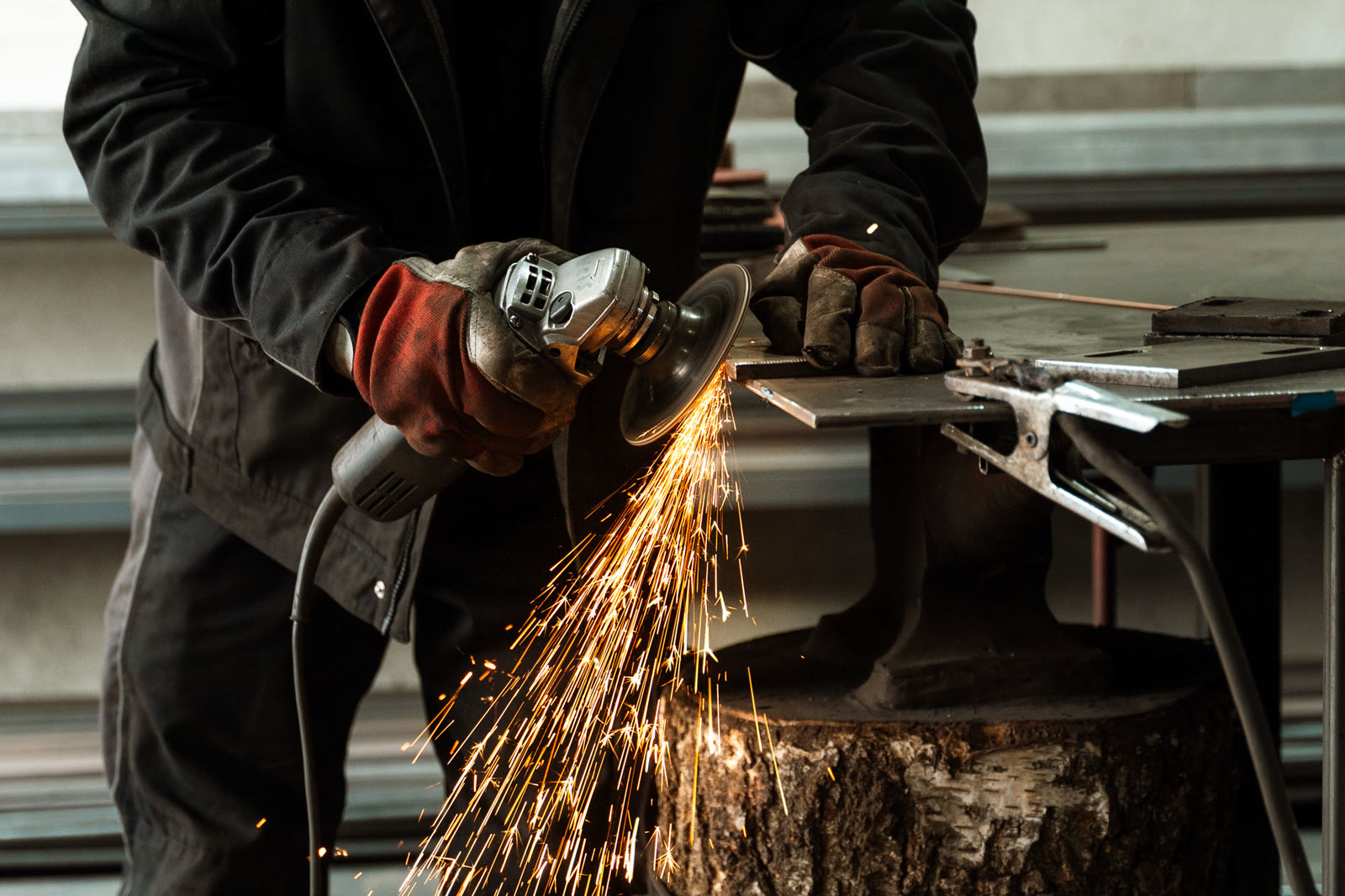 Metallbearbeitung in der Werkstatt der AN Treppenbau GmbH